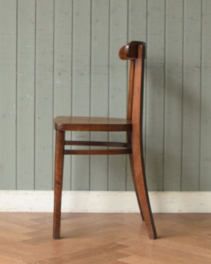 ベントウッドチェア　アンティーク チェア　アンティーク英国の椅子、背もたれのカーブがキレイなベントウッドチェア。背もたれのしなやかな曲線は背中を優しく包み込んでくれます。(m-401-c)