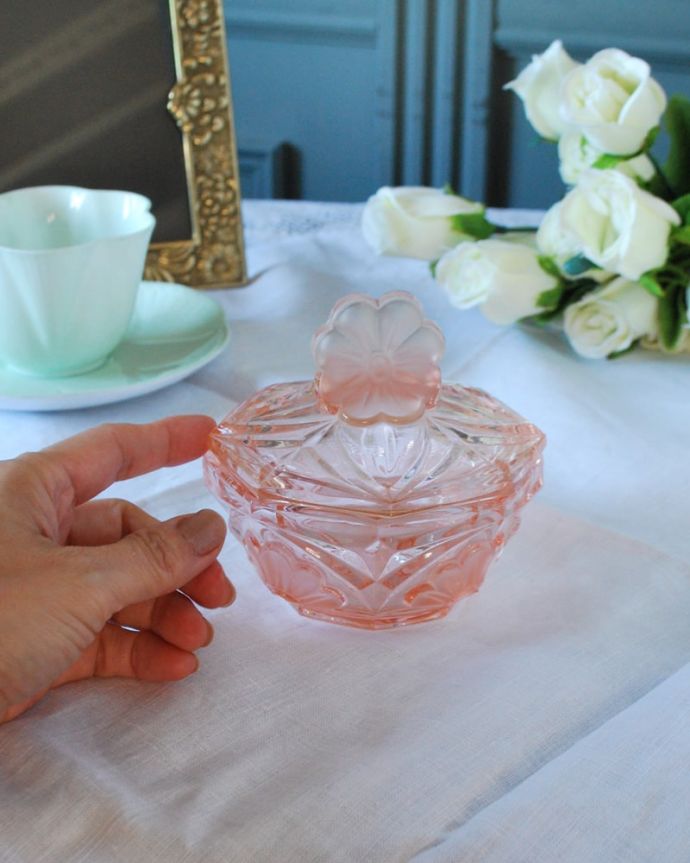 アンティーク 雑貨のガラス小物　アンティーク雑貨　イギリスのアンティークガラス雑貨、お花の持ち手が付いたパフボール（プレスドグラス）。ふたを開ける度にワクワク中にお菓子や文具などいろんなものを入れて使ってみて下さい。(m-4029-z)