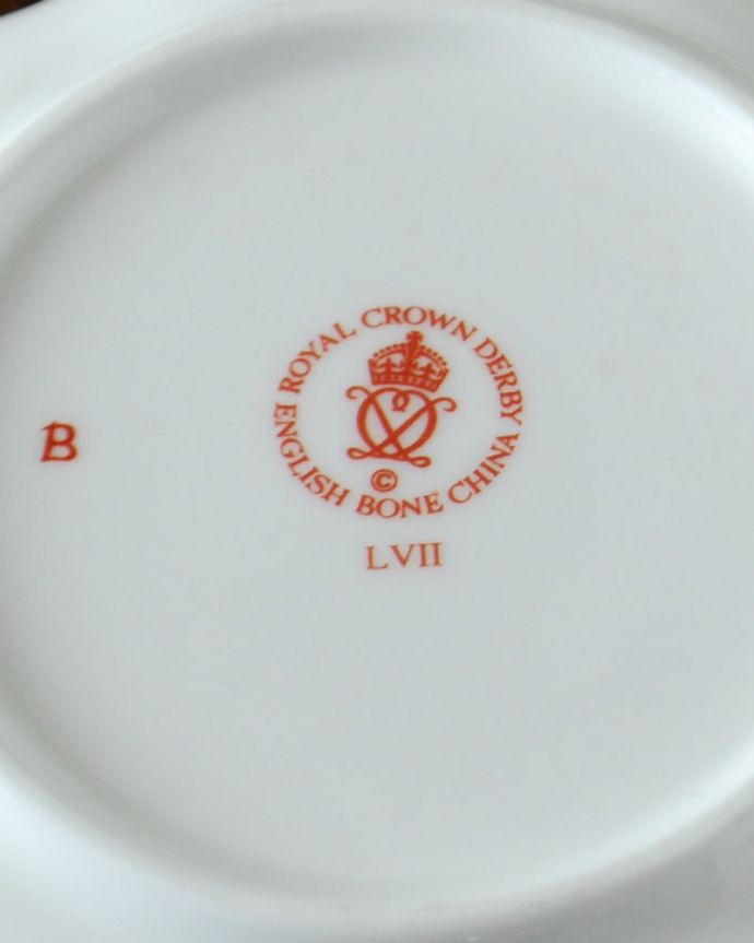 ロイヤルクラウンダービーのアンティーク 陶磁器の雑貨　アンティーク雑貨　ロイヤルクラウンダービー窯のエリザベス女王コロネーショントレイ　裏側には品質の証製造メーカー保証の意味がこもった窯印、ポーセリンマークがあります。(m-4039-z-2)