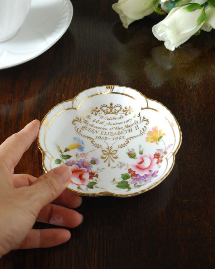 ロイヤルクラウンダービー窯のアンティーク 陶磁器の雑貨　アンティーク雑貨　エリザベス女王コロネーショントレイ　飾って使って楽しむアンティーク実用的に一番使いやすいサイズ。(m-4039-z-3)