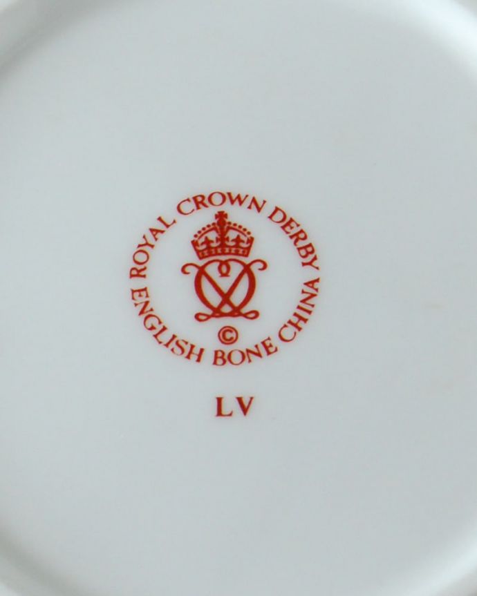 ロイヤルクラウンダービー窯のアンティーク 陶磁器の雑貨　アンティーク雑貨　ロイヤルクラウンダービー窯のエリザベス女王コロネーショントレイ　裏側には品質の証製造メーカー保証の意味がこもった窯印、ポーセリンマークがあります。(m-4039-z-3)