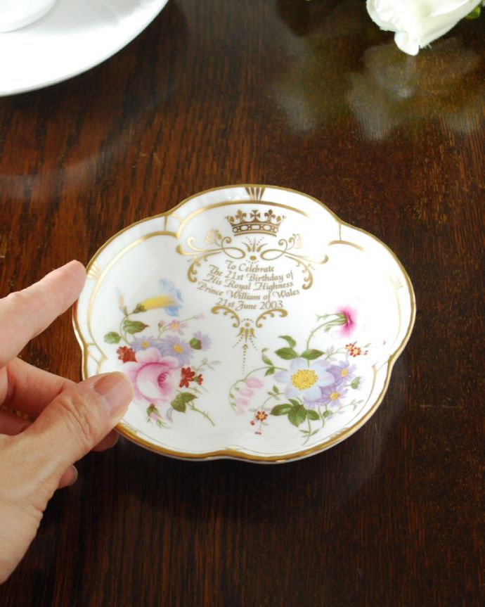 ロイヤルクラウンダービー窯のアンティーク 陶磁器の雑貨　アンティーク雑貨　エリザベス女王コロネーショントレイ　飾って使って楽しむアンティーク実用的に一番使いやすいサイズ。(m-4039-z-4)
