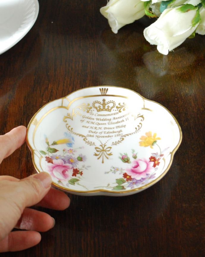 ロイヤルクラウンダービー窯のアンティーク 陶磁器の雑貨　アンティーク雑貨　エリザベス女王コロネーショントレイ　飾って使って楽しむアンティーク実用的に一番使いやすいサイズ。(m-4039-z-5)
