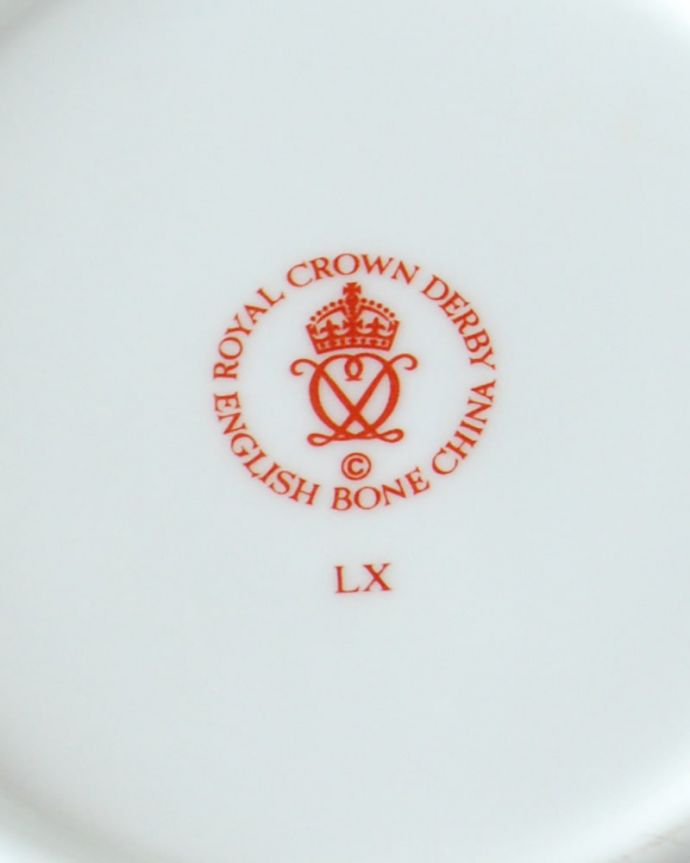 ロイヤルクラウンダービー窯のアンティーク 陶磁器の雑貨　アンティーク雑貨　エリザベス女王コロネーショントレイ　裏側には品質の証製造メーカー保証の意味がこもった窯印、ポーセリンマークがあります。(m-4039-z-5)