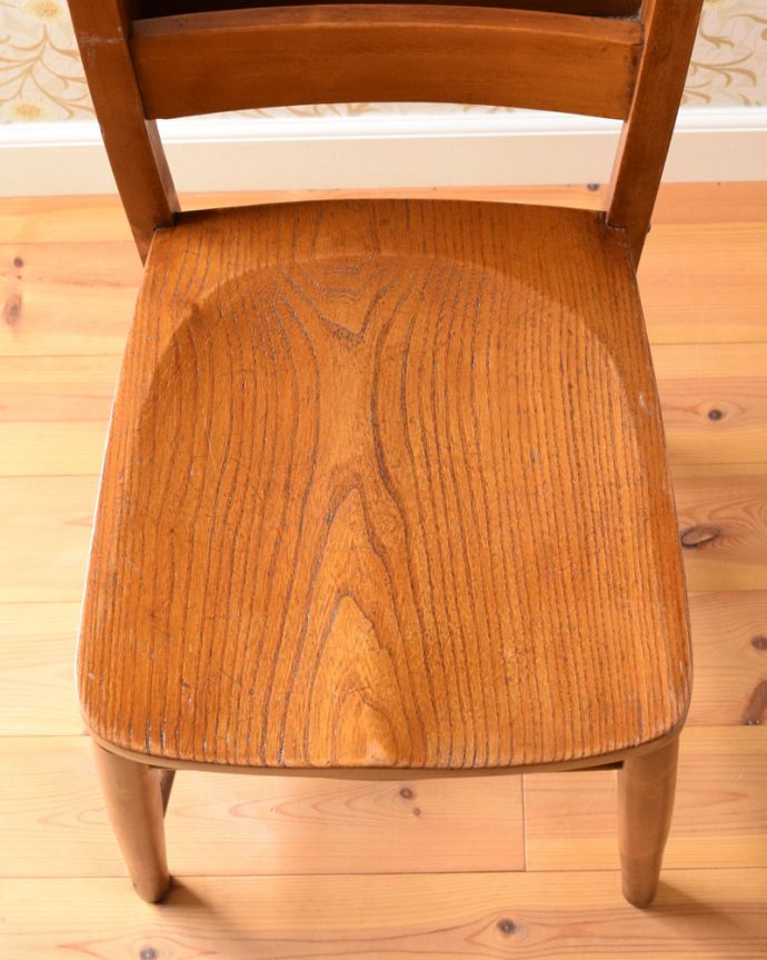 チャーチチェア　アンティーク チェア　イギリス輸入のアンティーク椅子、木製のチャペルチェア。座面には、座ぐりと言って、長時間座ってお話を聞いてもラクなようにお尻の形に彫が入っています。(m-405-c)