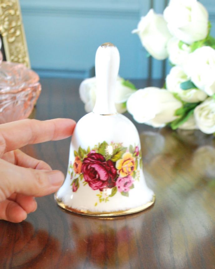 イギリスのアンティーク雑貨、バラの模様がキレイな陶器のベル