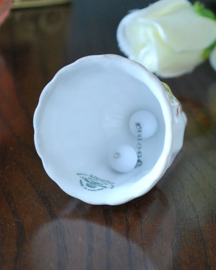 アンティーク 陶磁器の雑貨　アンティーク雑貨　イギリスで見つけたスポードのアンティーク陶磁器、お花模様が可愛い陶磁器のベル。どんな音が鳴るかな？アンティークなので多少のキズやカケがある場合はあります。(m-4066-z)