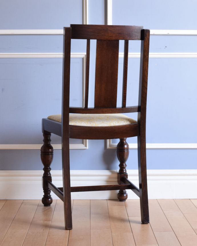 ダイニングチェア　アンティーク チェア　脚の装飾がお洒落な英国椅子、アンティークオークチェア。後ろ姿にも自信アリ！並べた時に後ろから見ることも多い椅子。(m-408-c)