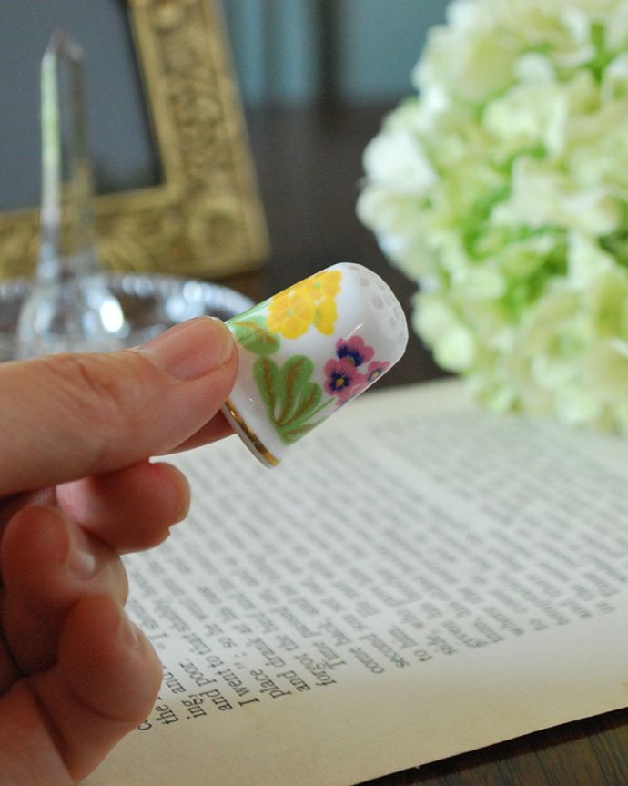 アンティーク 陶磁器の雑貨　アンティーク雑貨　イギリスのアンティーク雑貨、可愛いお花のシンブル。コレクションしたくなる可愛らしさ指の帽子（finger hat)とも呼ばれるコロンとした形。(m-4083-z)