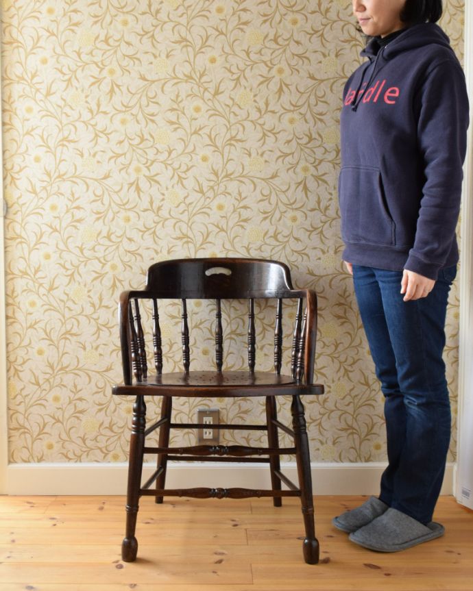 キッチンチェア　アンティーク チェア　オシャレなアーム付きチェア、イギリス入荷のアンティーク椅子。上品な雰囲気が漂うチェア。(m-409-c)