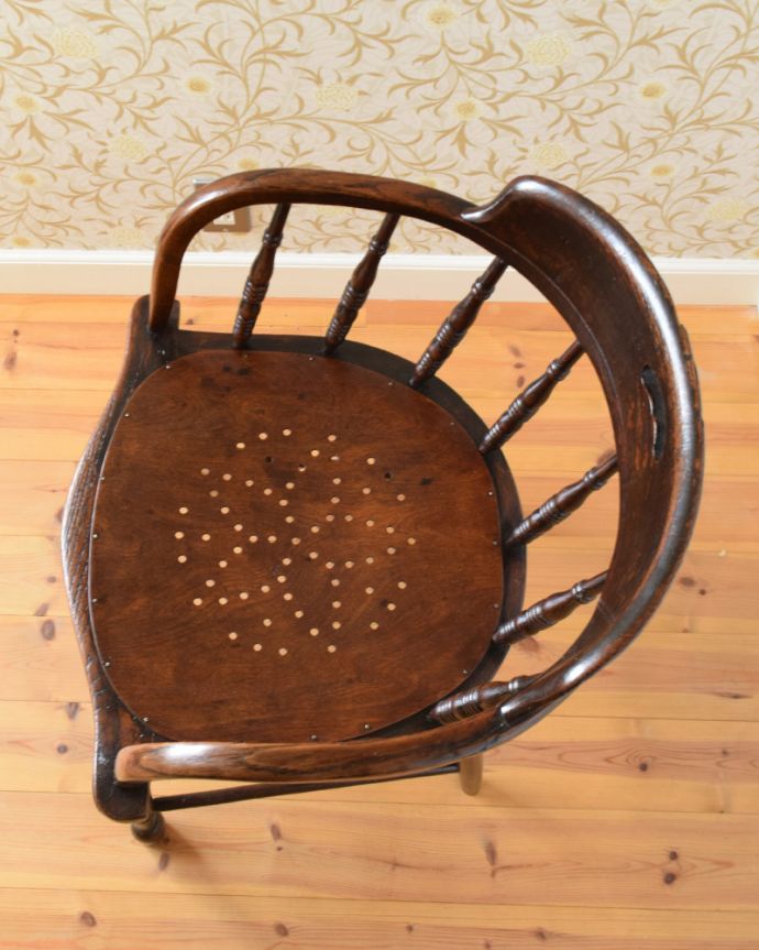 キッチンチェア　アンティーク チェア　オシャレなアーム付きチェア、イギリス入荷のアンティーク椅子。広々としていて、座りやすい座面。(m-409-c)