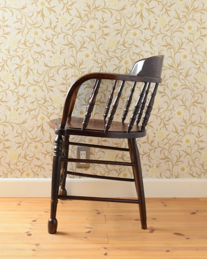 キッチンチェア　アンティーク チェア　オシャレなアーム付きチェア、イギリス入荷のアンティーク椅子。アンティークらしく、流行を追わずに長く使えるデザイン。(m-409-c)