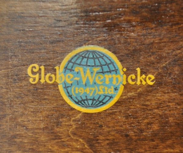 アンティークのキャビネット　アンティーク家具　グローブ・ヴェルニッケ社のアンティーク家具、スタッキングブックケース（本棚）。グローブ・ヴェルニッケ（The Globe Wernicke）社のロゴがそれぞれの段に付いています。(m-410-f)