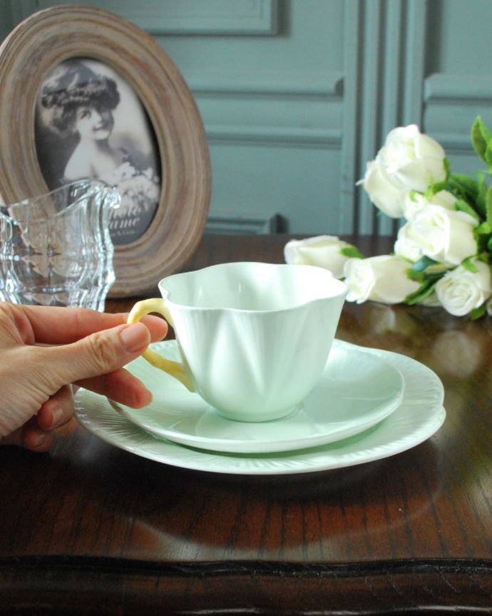 シェ―リー窯　アンティーク雑貨　イギリスのアンティーク陶磁器、シェリー窯のDaintyシェイプ（グリーン）。お茶の時間をもっと優雅に･･･眺めているだけじゃもったいないので、実用的に使って下さい。(m-4105-z)