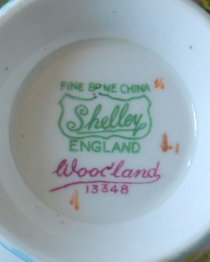 シェ―リー窯　アンティーク雑貨　シェリー窯のアンティーク陶磁器、リッチモンドシェイプのカップ＆ソーサー（ウッドランド）。裏側には品質の証1945～1966年製造のシェリーのバックスタンプがあります。(m-4106-z)