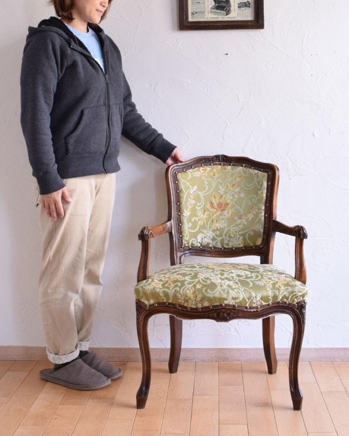 サロンチェア　アンティーク チェア　フランス輸入のルイ15世スタイル、美しいウォルナット材のアームチェア。飾りながら使える美しい椅子アンティークならではの美しいフォルムの椅子は飾っても使っても楽しむことができます。(m-411-c)