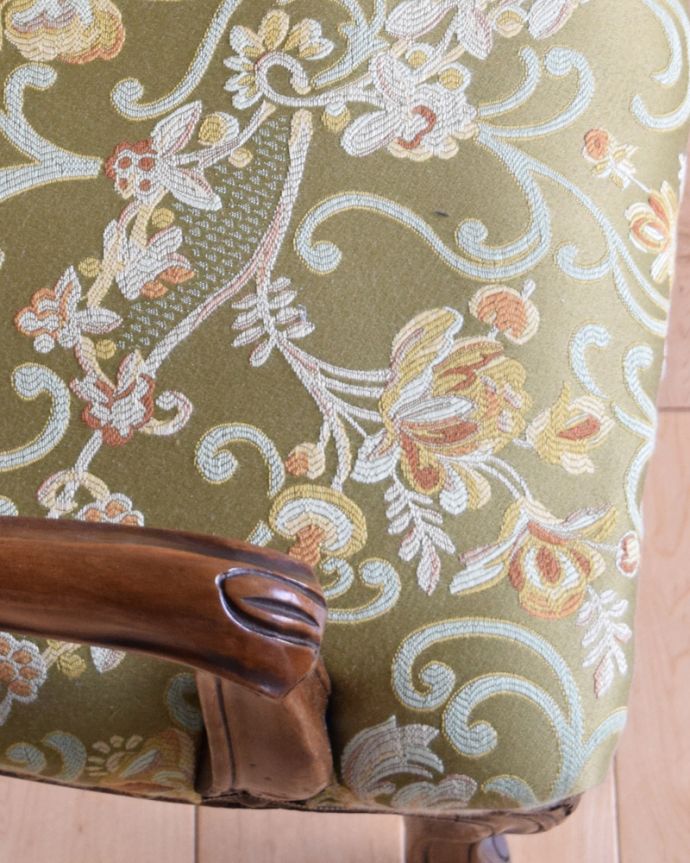 サロンチェア　アンティーク チェア　フランス輸入のルイ15世スタイル、美しいウォルナット材のアームチェア。生地のセレクトにもこだわりました優雅なアンティークチェアの雰囲気をそのままに、一番似合う貼り座をじっくり選びました。(m-411-c)