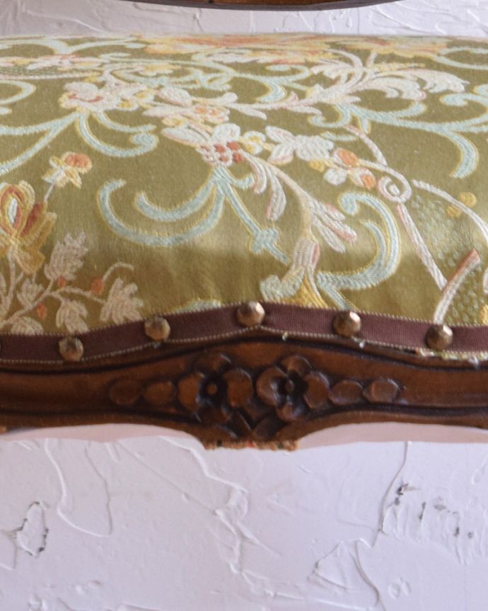 サロンチェア　アンティーク チェア　フランス輸入のルイ15世スタイル、美しいウォルナット材のアームチェア。アンティークらしい美しい装飾座面の下には美しい彫が。(m-411-c)