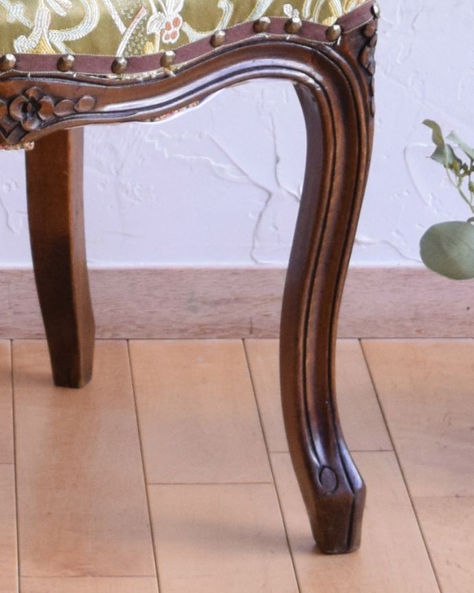 サロンチェア　アンティーク チェア　フランス輸入のルイ15世スタイル、美しいウォルナット材のアームチェア。床を滑らせて移動出来ますHandleではアンティークチェアの脚の裏にフェルトキーパーをお付けしています。(m-411-c)