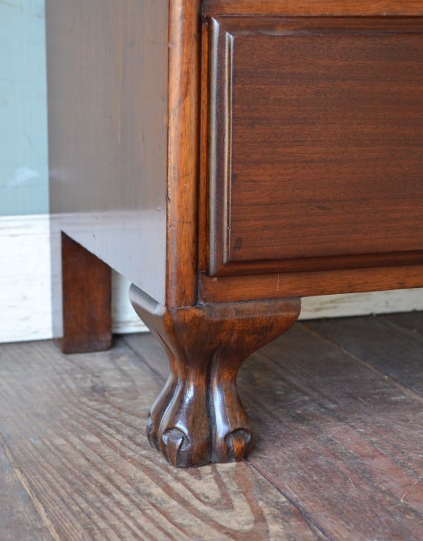 アンティークのキャビネット　アンティーク家具　アンティークの英国家具、ステンドグラス扉のスタッキングブックケース。安定感のある脚がしっかり支えます。(m-411-f)