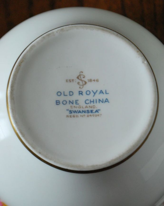 アンティーク 陶磁器の雑貨　アンティーク雑貨　オールドロイヤル（Old Royal）のスウォンジーシリーズ、アンティークシュガーボウル　裏側のポーセリンマーク製造メーカー保証の意味がこもった窯印、ポーセリンマークがあります。(m-4122-z)