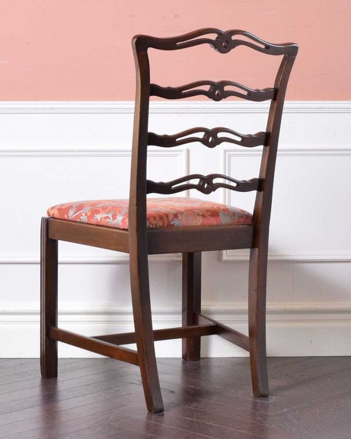 サロンチェア　アンティーク チェア　1930年生まれの英国アンティーク椅子、チッペンデールのラダーバックチェア。後ろ姿にも自信アリ並べた時に後ろから見ることも多い椅子。(m-413-c)