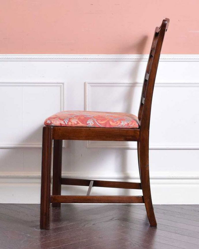 サロンチェア　アンティーク チェア　1930年生まれの英国アンティーク椅子、チッペンデールのラダーバックチェア。横から見ても優雅な立ち姿背もたれがカーブしているので楽です。(m-413-c)