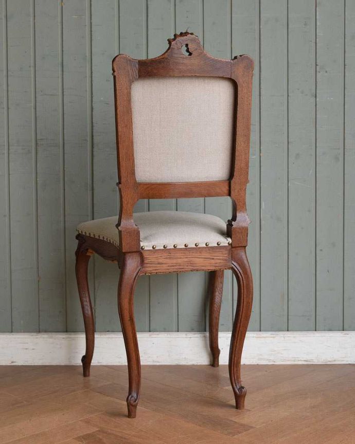 ダイニングチェア　アンティーク チェア　彫刻も美しい、ルイ15世様式のアンティークフレンチチェア（ウォルナット材）。後ろ姿にも自信アリ！並べた時に後ろから見ることも多い椅子。(m-414-c)