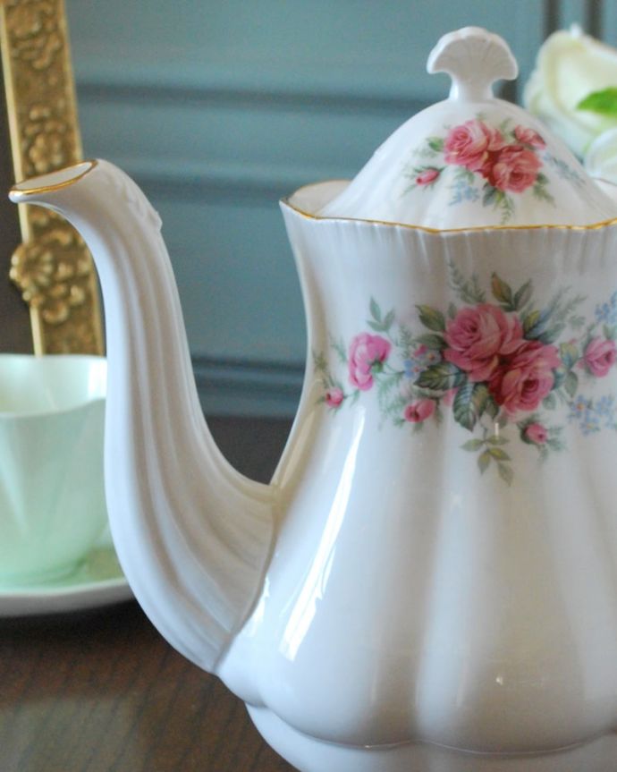 アンティーク雑貨　ポット　お茶の時間に欠かせないティーポット紅茶を愛する英国のお茶の時間に欠かせない陶磁器のティーポット。(m-4143-z)