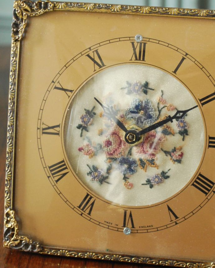 アンティーク 真鍮の雑貨　アンティーク雑貨　フランスのアンティーク雑貨、お花の刺繍が可愛いプチポワンの置時計。タイムスリップさせてくれる優しい文字盤アンティークの時計は、文字盤が何とも言えない優しい雰囲気。(m-4145-z)