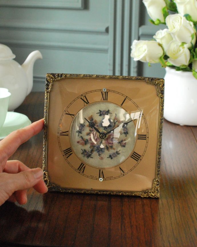 アンティーク 真鍮の雑貨　アンティーク雑貨　フランスのアンティーク雑貨、お花の刺繍が可愛いプチポワンの置時計。アンティークらしい独特のデザインアンティークなので多少のキズ・汚れがある場合があります。(m-4145-z)