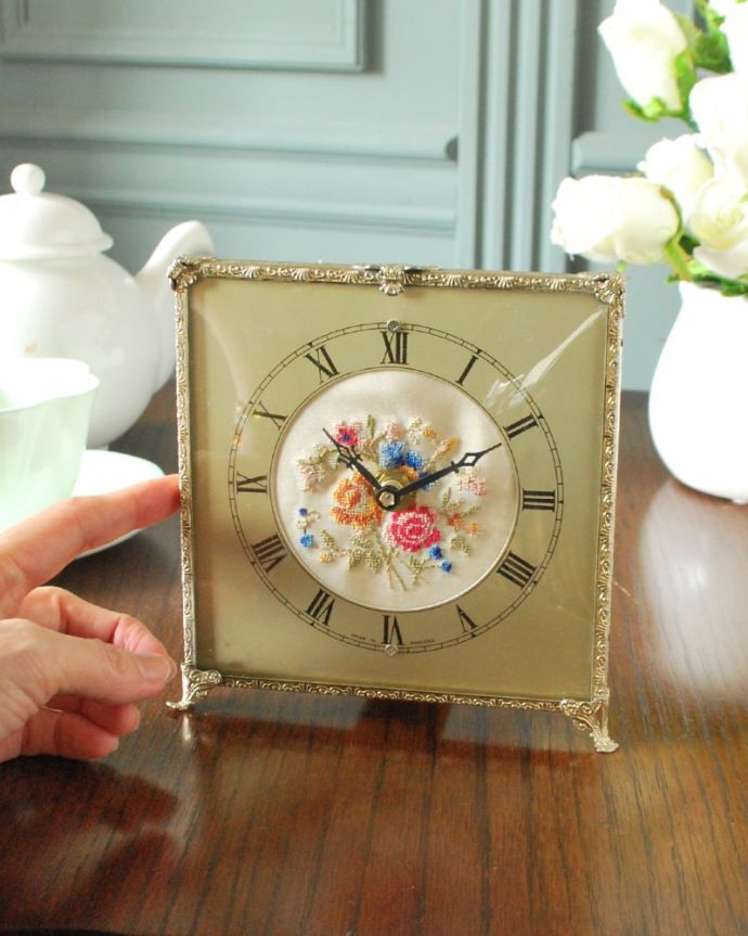 プチポワンの刺繍が可愛いフランスのアンティーク時計