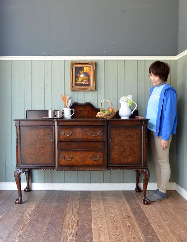 サイドボード　アンティーク家具　気品あるアンティーク家具、英国デザインのサイドボード。美しい装飾が華やかなサイドボード。(m-416-f)