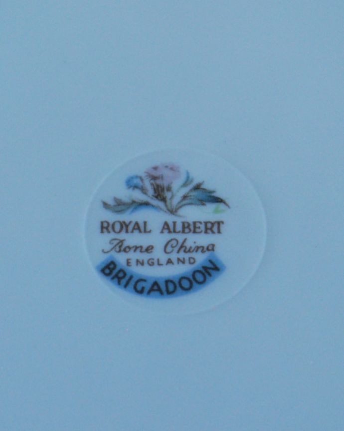 アンティーク 陶磁器の雑貨　アンティーク雑貨　ロイヤルアルバート社あざみサラダプレート　裏側には品質の証製造メーカー保証の意味がこもった窯印、ポーセリンマークがあります。(m-4162-z)