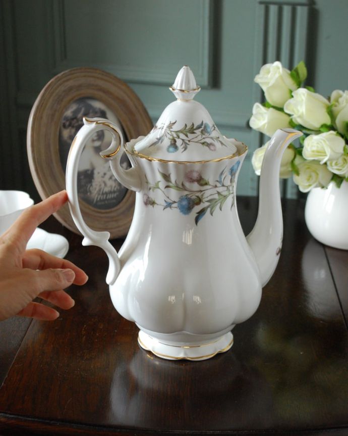 アンティーク 陶磁器の雑貨　アンティーク雑貨　ロイヤルアルバート社あざみ柄ポット　自分だけの使い方で使ってみましょうたっぷり紅茶が注げるサイズ。(m-4163-z)
