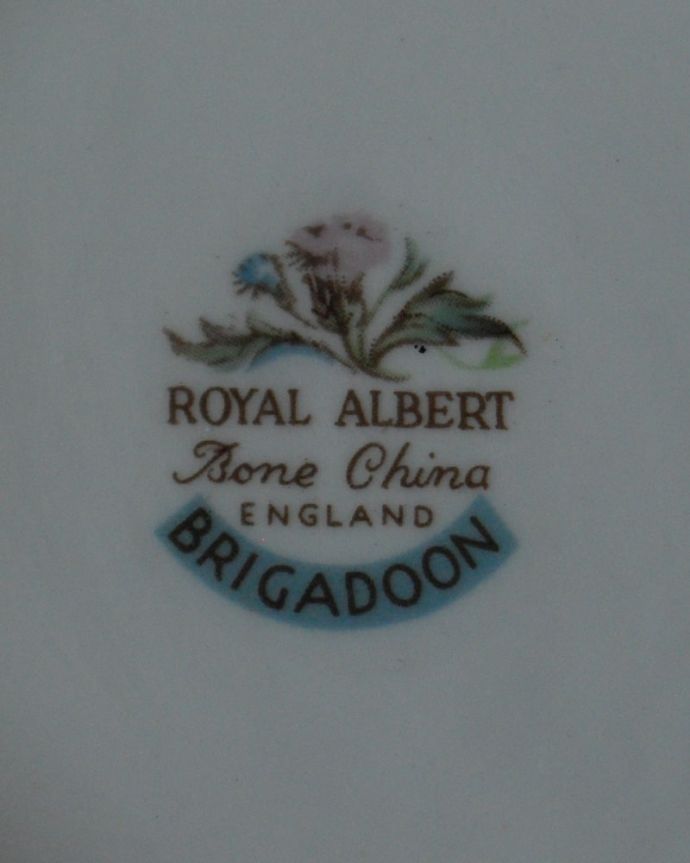 アンティーク 陶磁器の雑貨　アンティーク雑貨　ロイヤルアルバート社あざみ柄ポット　裏側には品質の証バックスタンプに可愛い絵が描かれているのもロイヤルアルバートの魅力です。(m-4163-z)