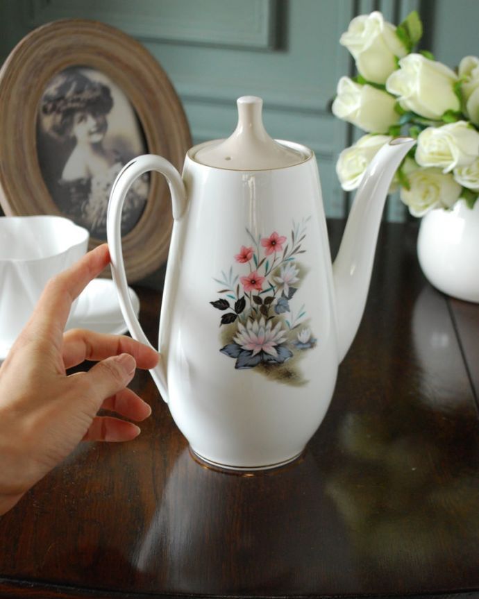 アンティーク 陶磁器の雑貨　アンティーク雑貨　アダレイ　ポット　自分だけの使い方で使ってみましょうたっぷり紅茶が注げるサイズ。(m-4166-z)