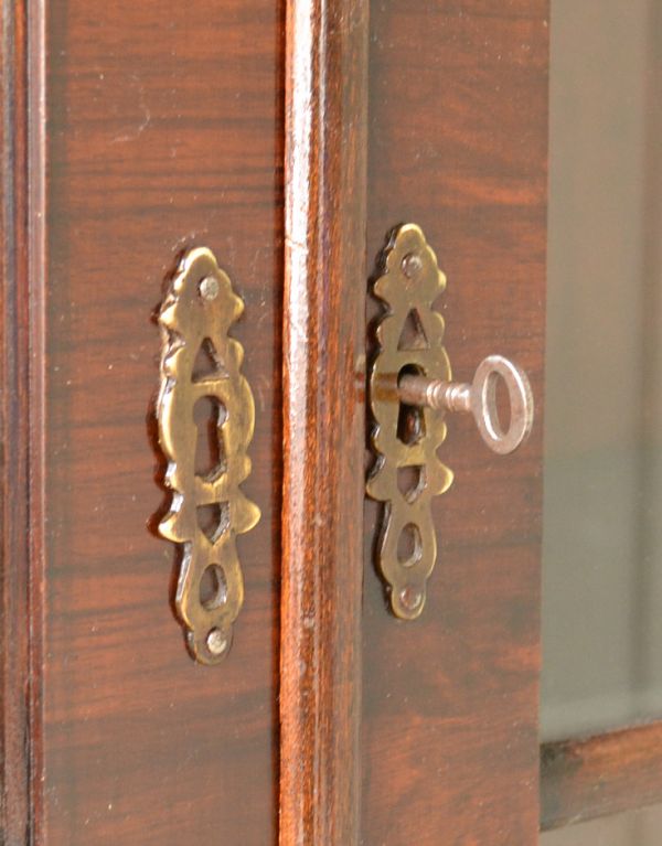 アンティークのキャビネット　アンティーク家具　アンティークの収納家具、英国のガラスキャビネット（食器棚）。扉の取っ手は鍵です。(m-417-f)