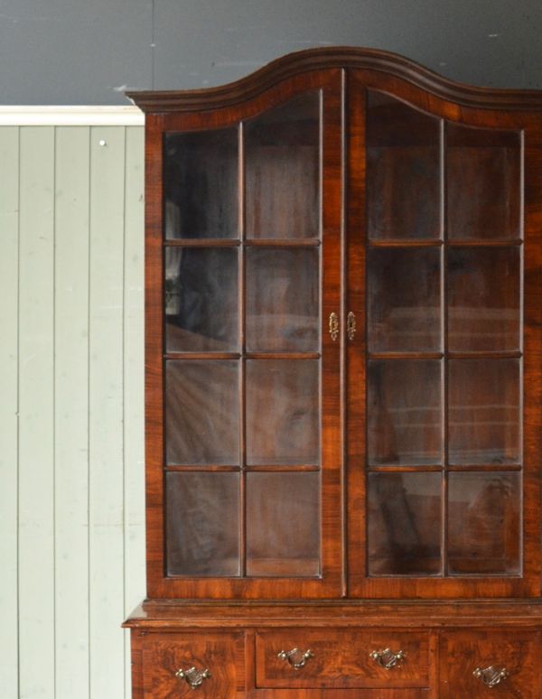 アンティークのキャビネット　アンティーク家具　アンティークの収納家具、英国のガラスキャビネット（食器棚）。ガラスの扉なので、何が入っているかすぐ分かります。(m-417-f)