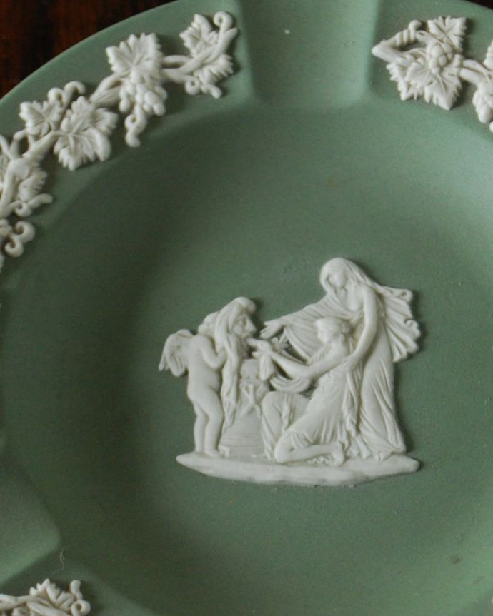 アンティーク 陶磁器の雑貨　アンティーク雑貨　ウェジウッド灰皿　繊細で優雅なデザインですぷっくりと浮かび上がる白い模様は、一体的な美しい葡萄です。(m-4172-z)