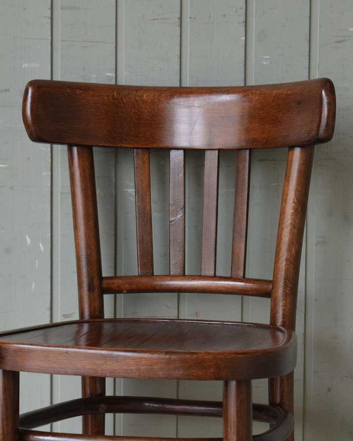 ベントウッドチェア　アンティーク チェア　英国輸入のおしゃれなアンティークの椅子、美しい曲げ木のベントウッドアームチェア。キズや汚れ、木目や色は1脚1脚微妙に違いますが、どれもキレイに仕上げています。(m-418-c)