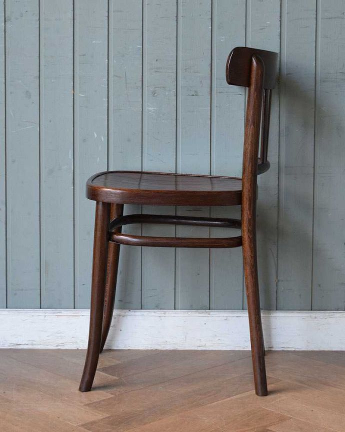 ベントウッドチェア　アンティーク チェア　英国輸入のおしゃれなアンティークの椅子、美しい曲げ木のベントウッドアームチェア。背もたれのしなやかな曲線は背中を優しく包み込んでくれます。(m-418-c)