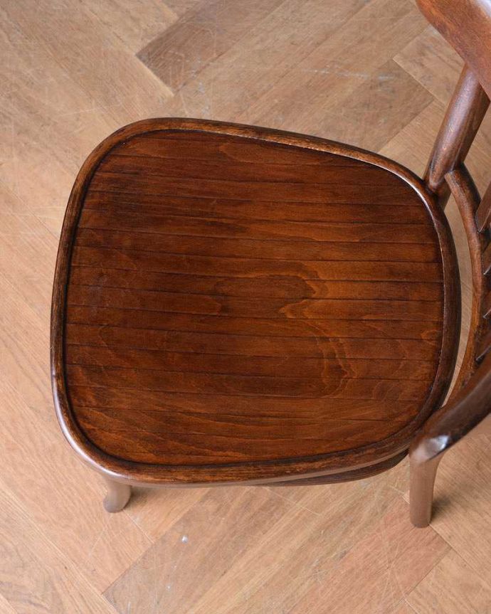 ベントウッドチェア　アンティーク チェア　英国輸入のおしゃれなアンティークの椅子、美しい曲げ木のベントウッドアームチェア。広々としていて、座りやすい座面。(m-418-c)