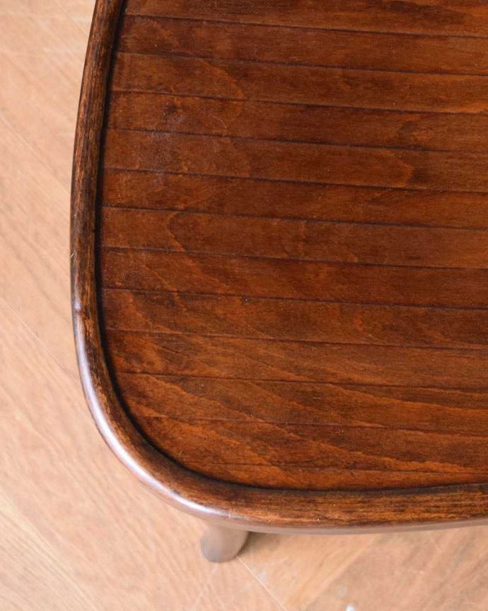 ベントウッドチェア　アンティーク チェア　英国輸入のおしゃれなアンティークの椅子、美しい曲げ木のベントウッドアームチェア。座面が丸いので、肌あたりが心地いいのもベントウッドチェアならではの魅力です。(m-418-c)