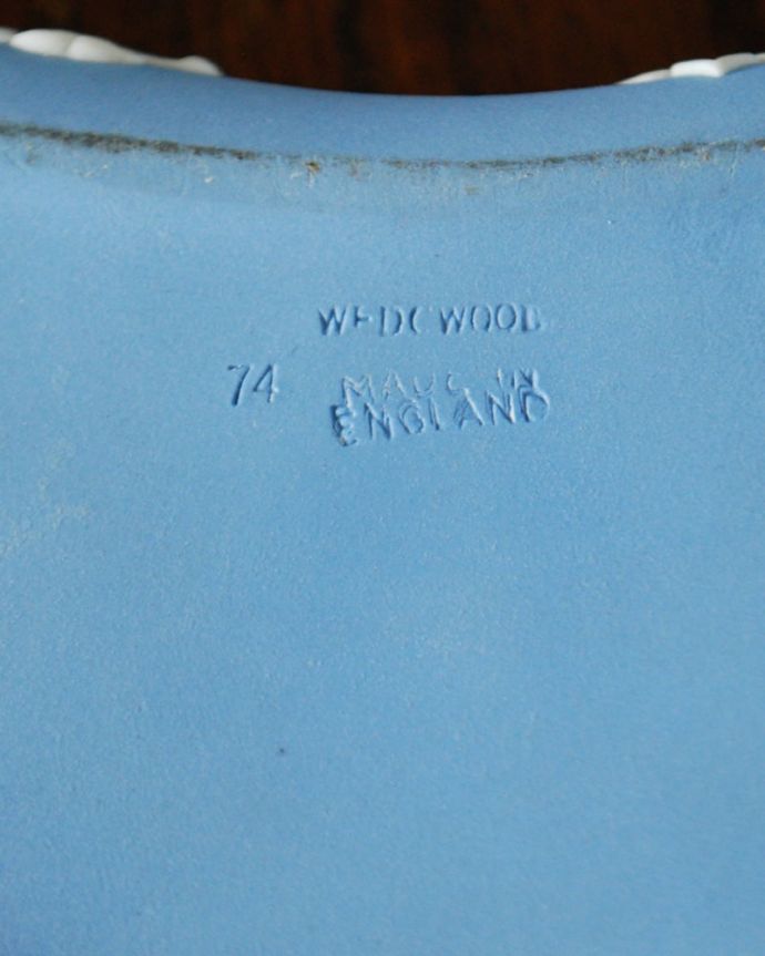 アンティーク 陶磁器の雑貨　アンティーク雑貨　ウェジウッド社蓋もの　裏側には品質の証ひっくり返して見ると、ウェッジウッドのマークを見つけることが出来ます。(m-4181-z)