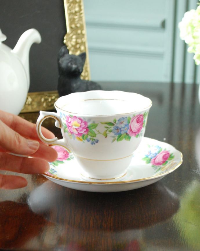 アンティーク 陶磁器の雑貨　アンティーク雑貨　コルクラフ　カップ＆ソーサー　お茶の時間をもっと優雅に･･･眺めているだけじゃもったいないので、実用的に使って下さい。(m-4186-z)