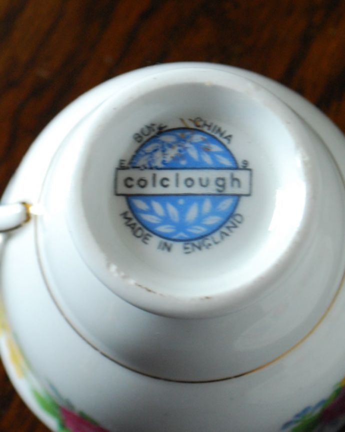 アンティーク 陶磁器の雑貨　アンティーク雑貨　コルクラフ　カップ＆ソーサー　裏側には品質の証製造メーカー保証の意味がこもった窯印、ポーセリンマークがあります。(m-4186-z)