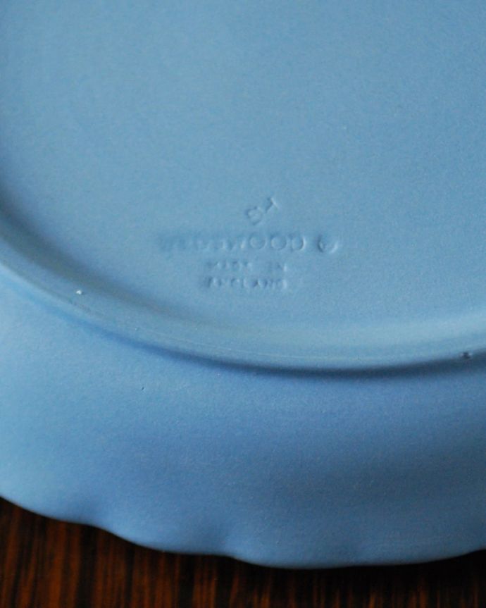 アンティーク 陶磁器の雑貨　アンティーク雑貨　ウェジウッド社ジャスパーウェアフラワープレート　裏側には品質の証ひっくり返して見ると、ウェッジウッドのマークを見つけることが出来ます。(m-4191-z)