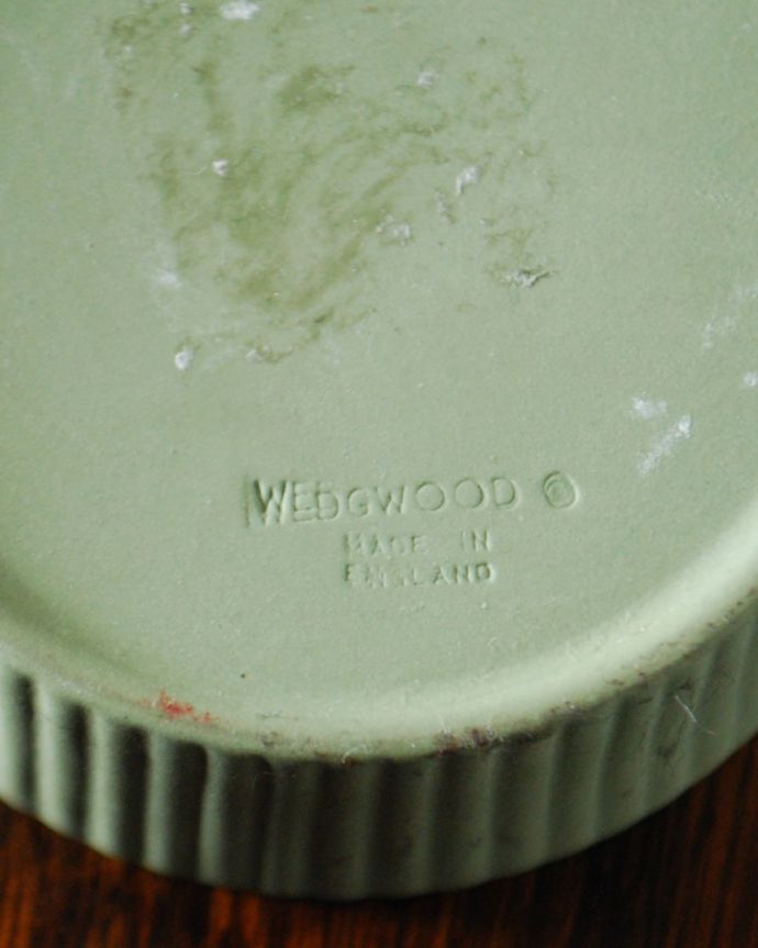 アンティーク 陶磁器の雑貨　アンティーク雑貨　ウェジウッド社ジャスパーウェア蓋物　裏側には品質の証ひっくり返して見ると、ウェッジウッドのマークを見つけることが出来ます。(m-4193-z)
