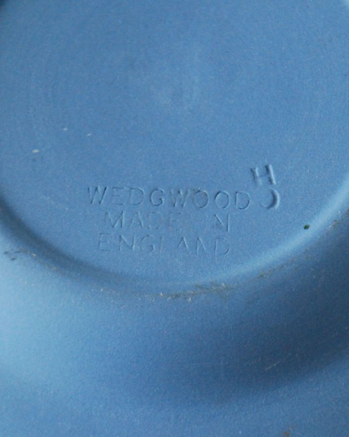 アンティーク 陶磁器の雑貨　アンティーク雑貨　ウェジウッド社ジャスパーウェアプレート　裏側には品質の証ひっくり返して見ると、ウェッジウッドのマークを見つけることが出来ます。(m-4194-z)